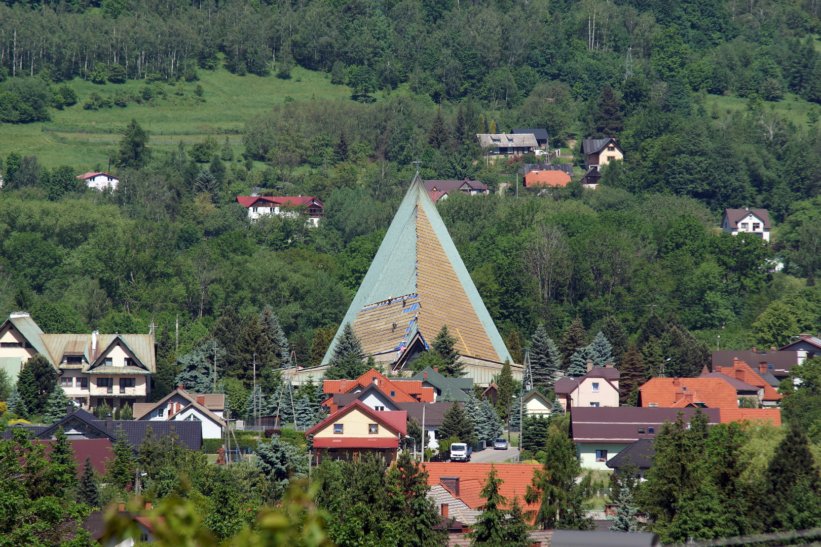 Kościół Przemienienia Pańskiego w Cięcinie, w tle zbocza góry Glinne.